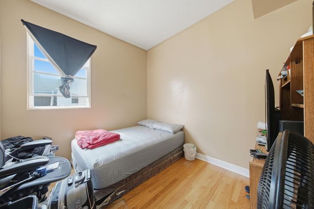 4101 W Potomac Avenue, Chicago, IL 60651