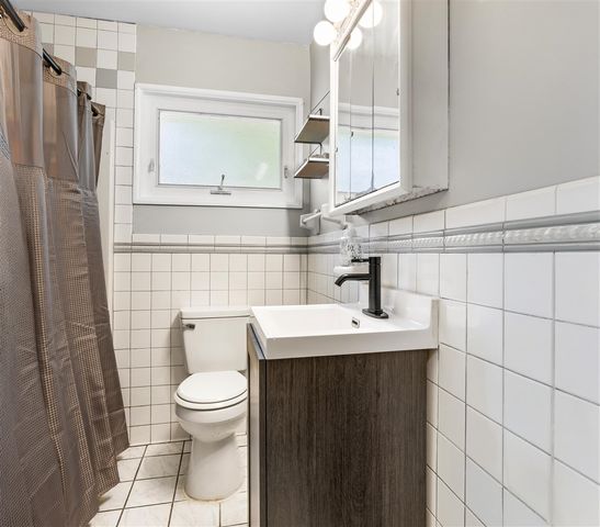 113 W Hughes Street, Marshall, MI 49068