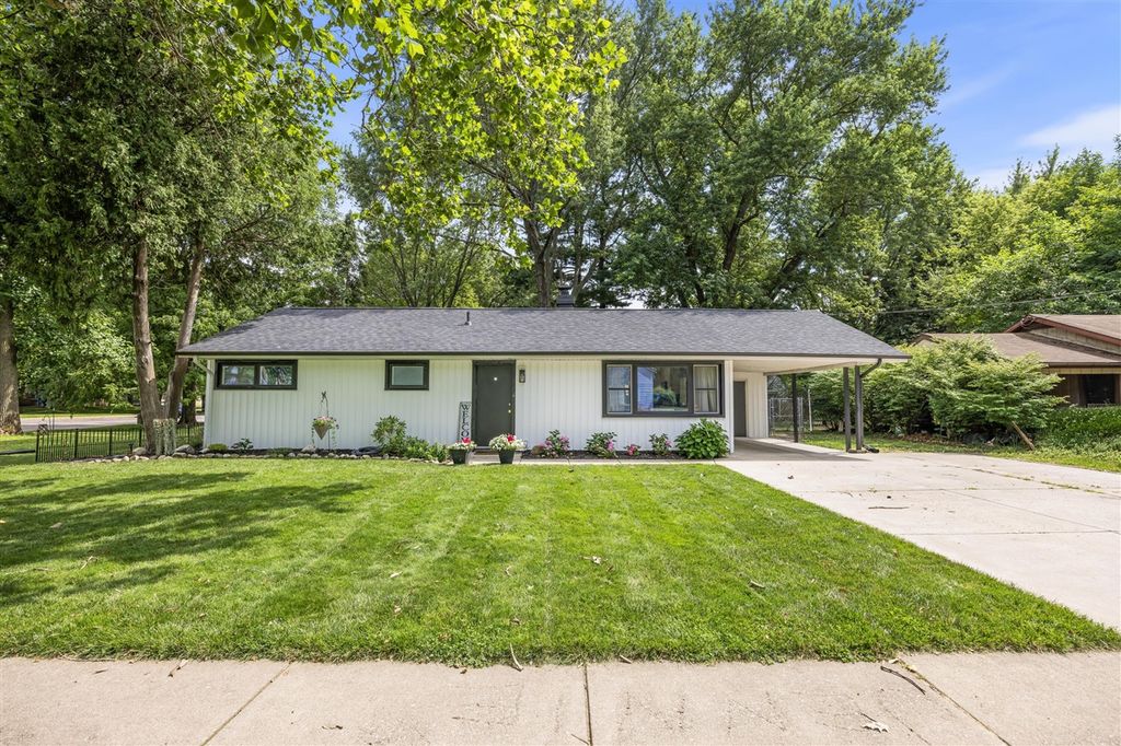 113 W Hughes Street, Marshall, MI 49068