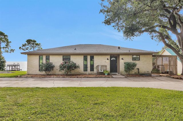 690 High Crest Drive, Point Blank, TX 77364
