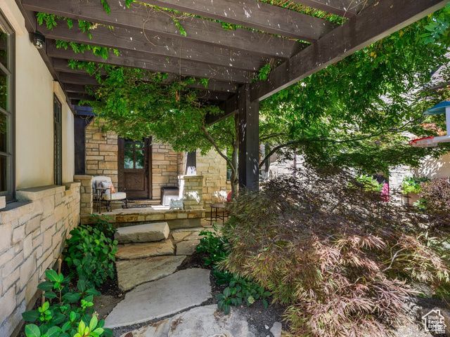 15 E SNOW FOREST LN, Sandy, UT 84092