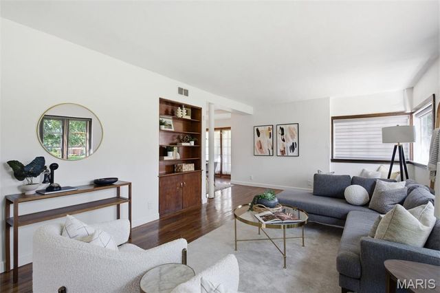 7301 Ravinia Drive, Pasadena Hills, MO 63121