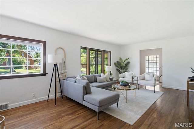 7301 Ravinia Drive, Pasadena Hills, MO 63121