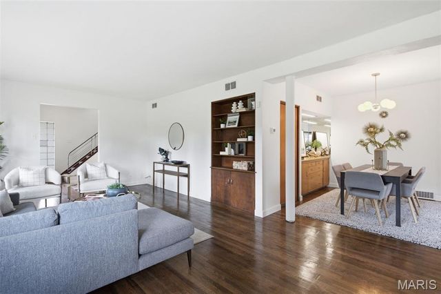 7301 Ravinia Drive, Pasadena Hills, MO 63121