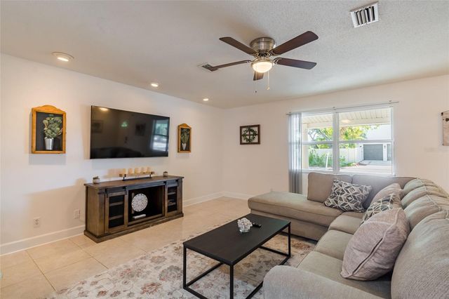 95 S BRIGGS AVENUE, Sarasota, FL 34237