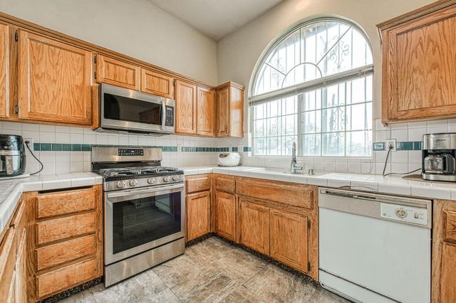 4892 E Grove Avenue, Fresno, CA 93725