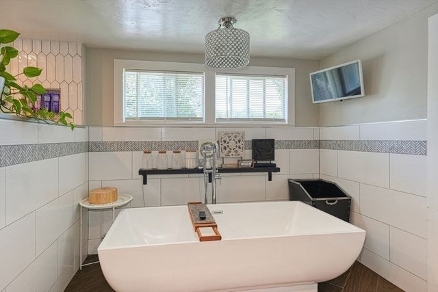 16 Dewey St, Leominster, MA 01453