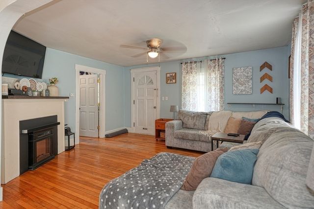 16 Dewey St, Leominster, MA 01453