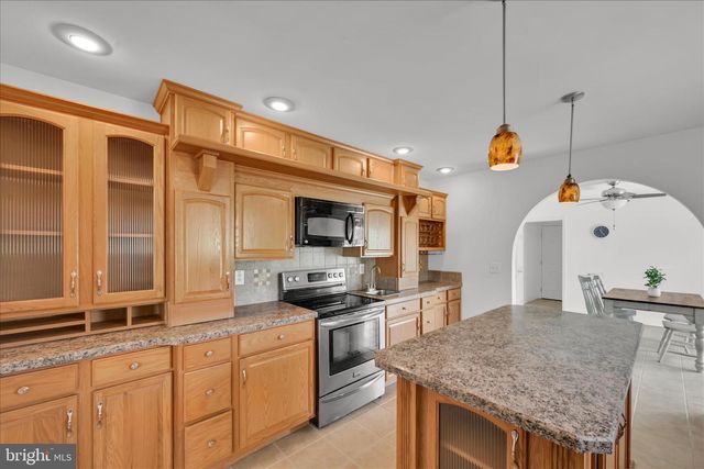 12 HILLSIDE VISTA DR, Pine Grove, PA 17963