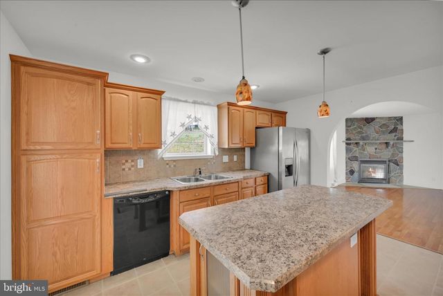 12 HILLSIDE VISTA DR, Pine Grove, PA 17963