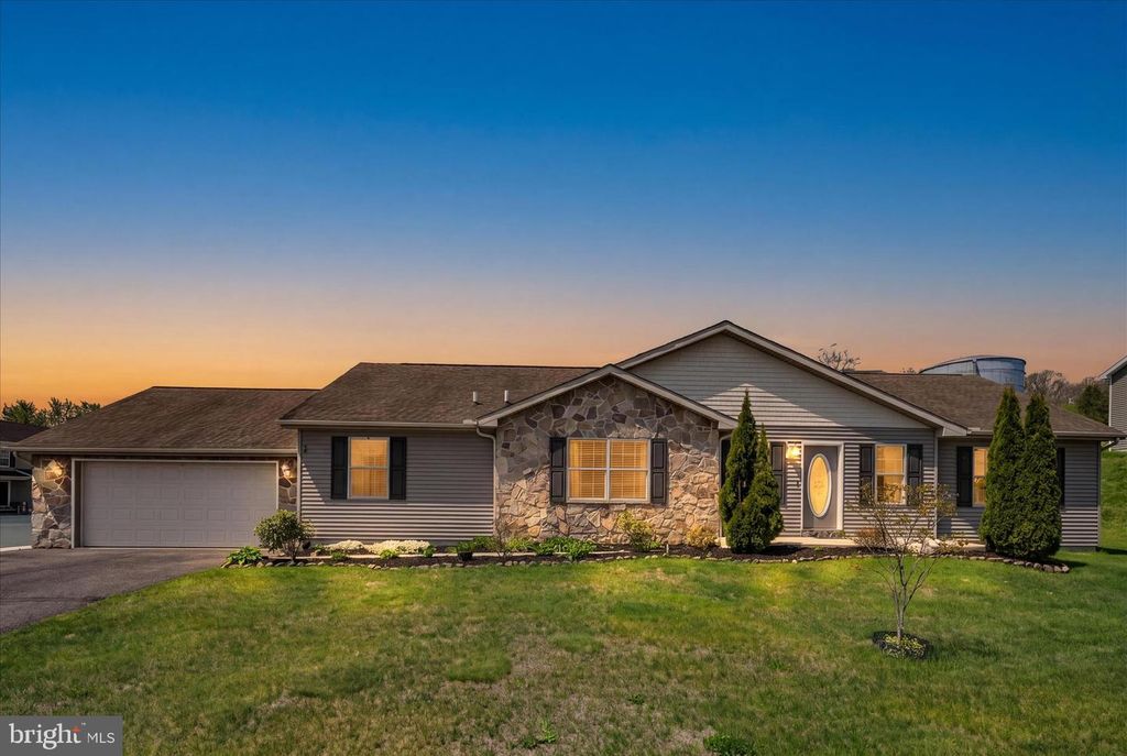 12 HILLSIDE VISTA DR, Pine Grove, PA 17963