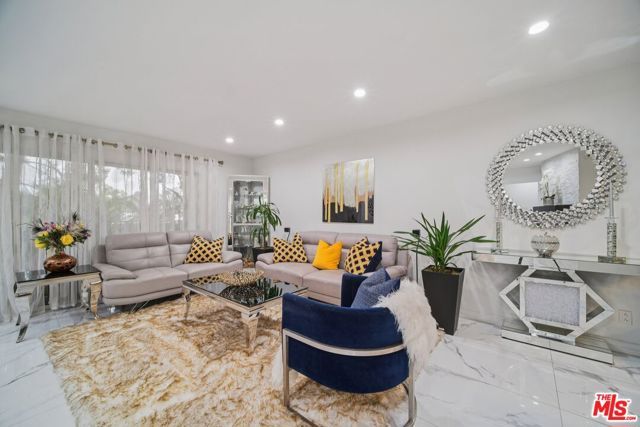 9520 Via Tivoli, Burbank, CA 91504