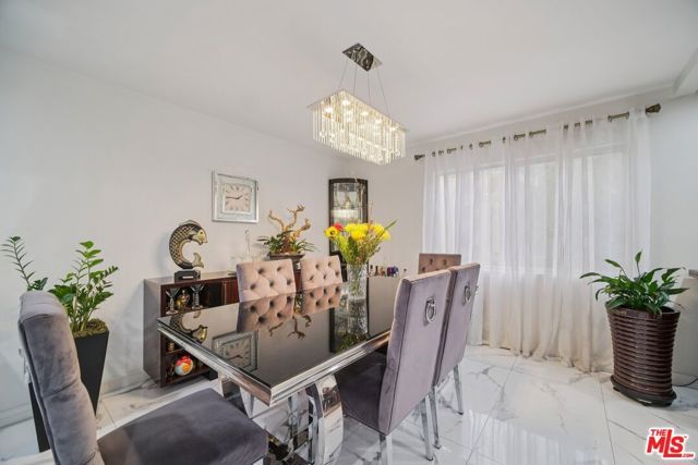 9520 Via Tivoli, Burbank, CA 91504