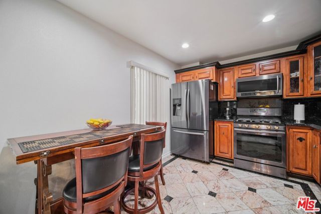 9520 Via Tivoli, Burbank, CA 91504