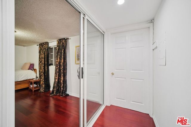 9520 Via Tivoli, Burbank, CA 91504