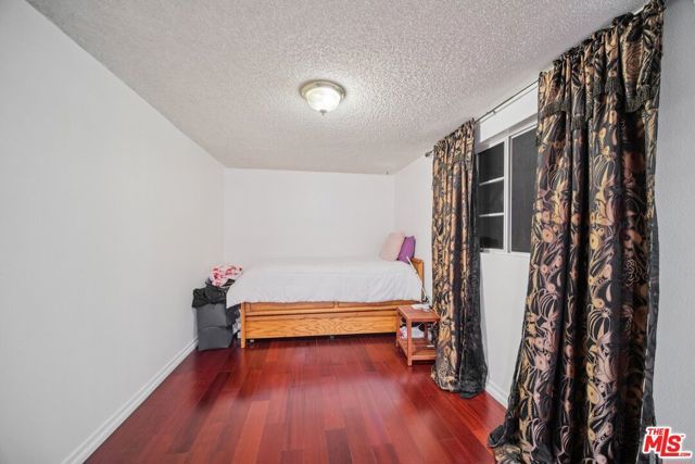 9520 Via Tivoli, Burbank, CA 91504