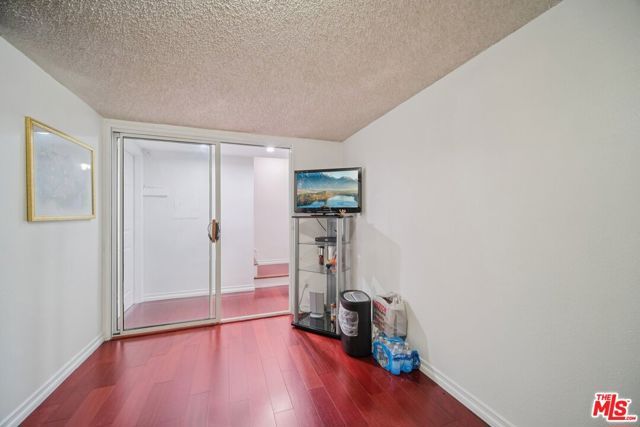 9520 Via Tivoli, Burbank, CA 91504