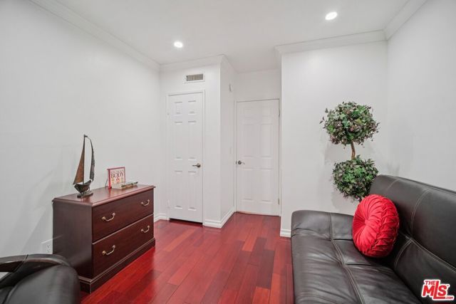 9520 Via Tivoli, Burbank, CA 91504