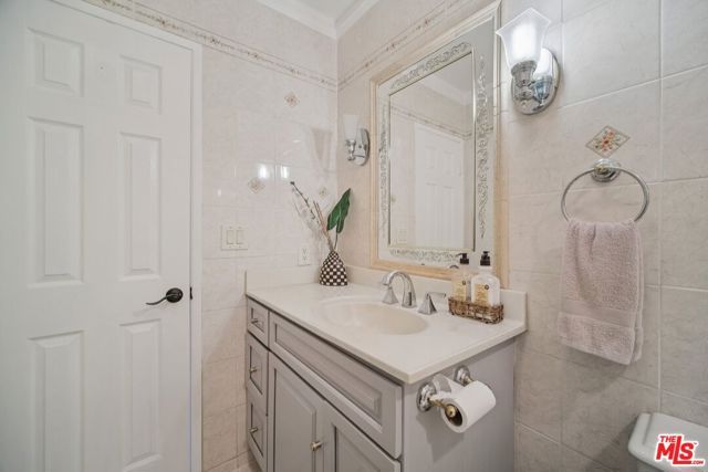 9520 Via Tivoli, Burbank, CA 91504