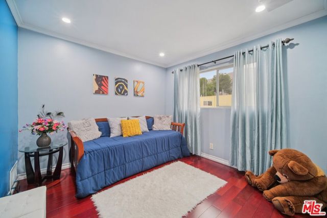 9520 Via Tivoli, Burbank, CA 91504