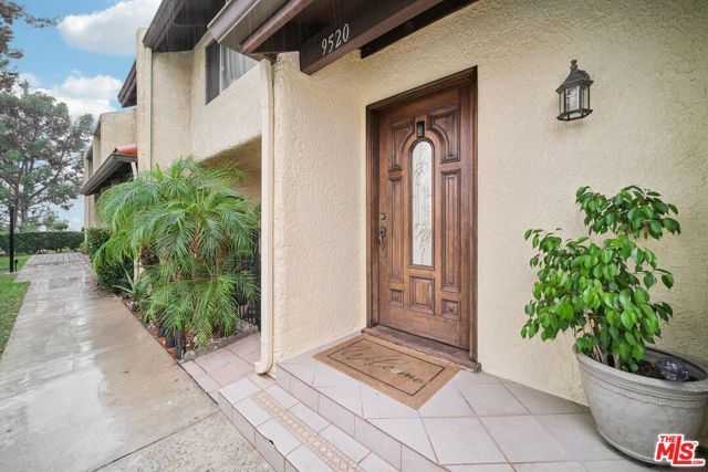 9520 Via Tivoli, Burbank, CA 91504