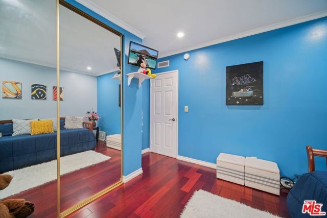 9520 Via Tivoli, Burbank, CA 91504