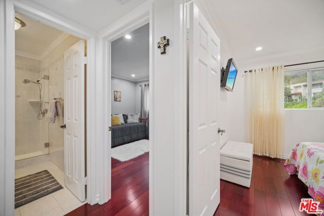 9520 Via Tivoli, Burbank, CA 91504