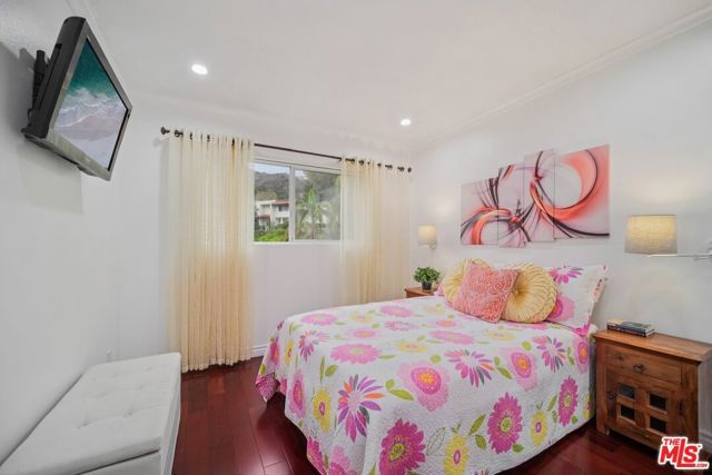 9520 Via Tivoli, Burbank, CA 91504