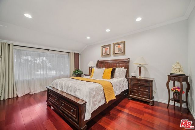 9520 Via Tivoli, Burbank, CA 91504