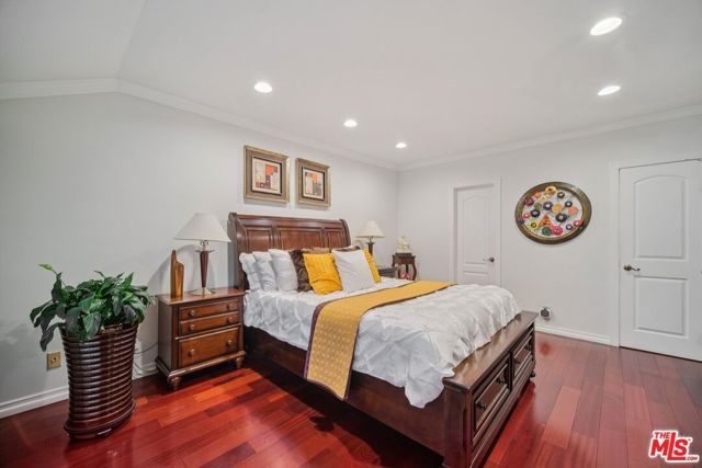 9520 Via Tivoli, Burbank, CA 91504