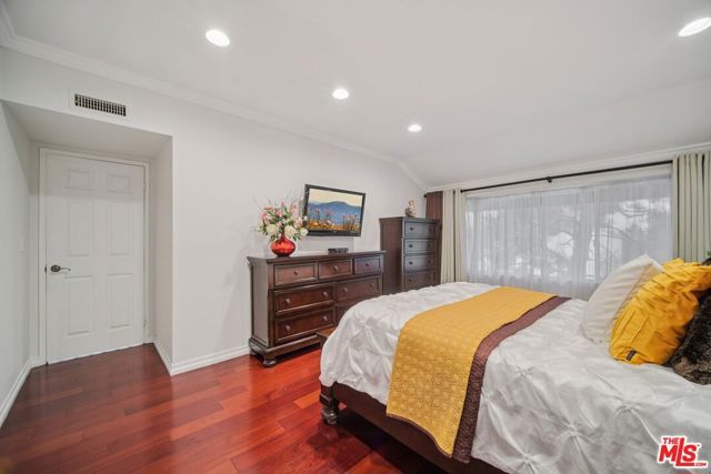 9520 Via Tivoli, Burbank, CA 91504