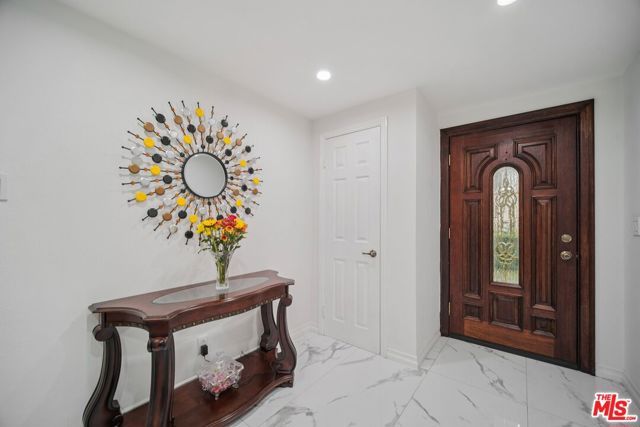 9520 Via Tivoli, Burbank, CA 91504