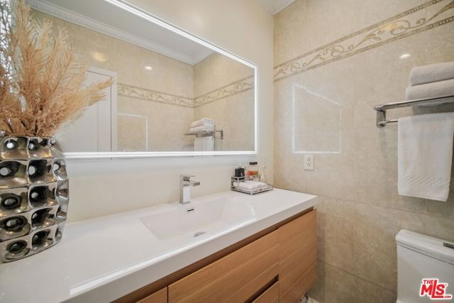 9520 Via Tivoli, Burbank, CA 91504