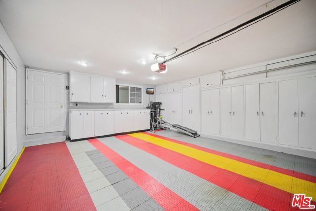 9520 Via Tivoli, Burbank, CA 91504