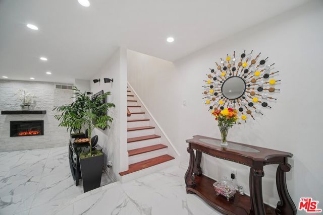 9520 Via Tivoli, Burbank, CA 91504