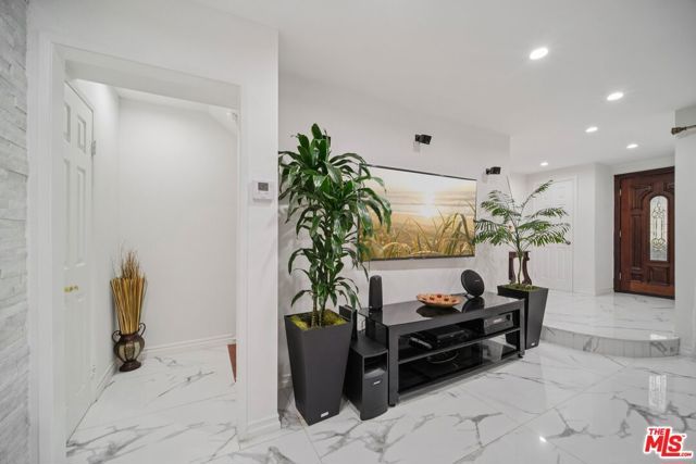 9520 Via Tivoli, Burbank, CA 91504