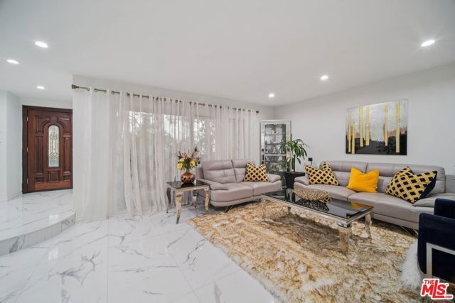 9520 Via Tivoli, Burbank, CA 91504