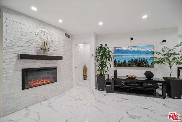 9520 Via Tivoli, Burbank, CA 91504