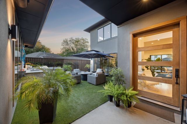 9733 Mixon Drive, Dallas, TX 75220