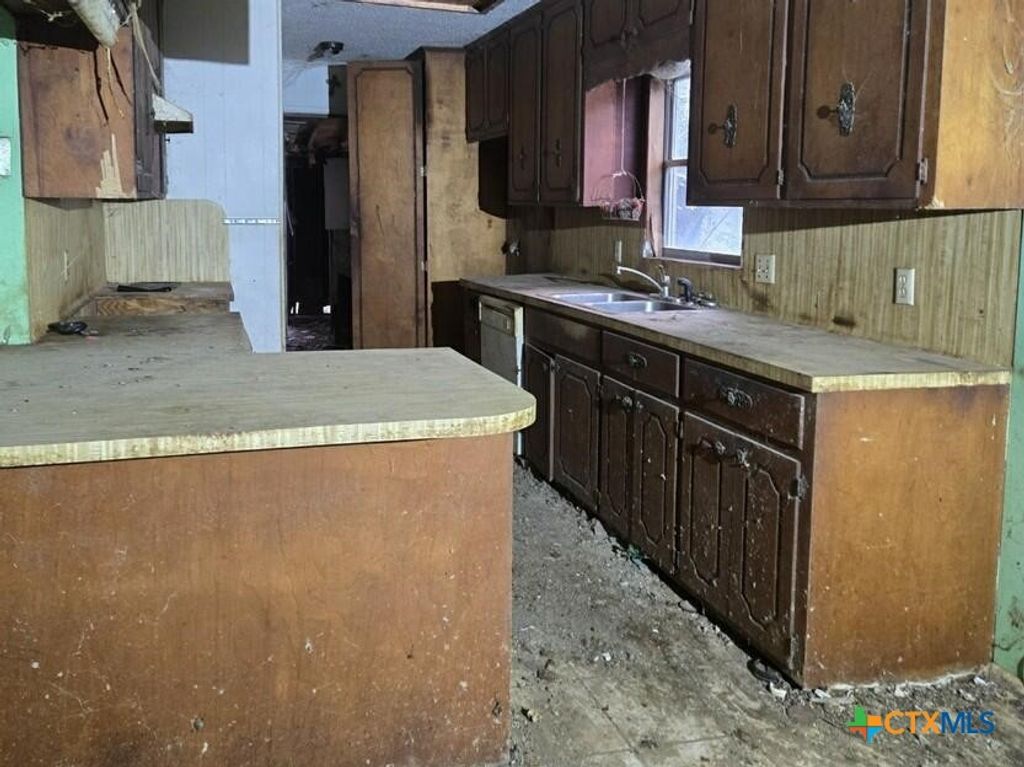 Image 4 of property listing at 1807 N Wheeler Street, Victoria, TX 77901