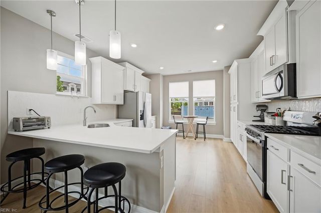 2000 Barton LN, Chesapeake, VA 23322