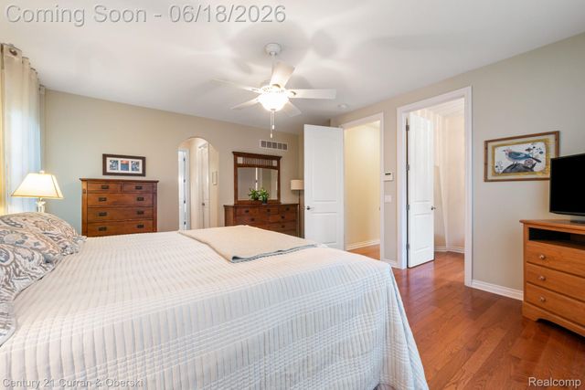 34225 Thornbrook Drive, Farmington Hills, MI 48335