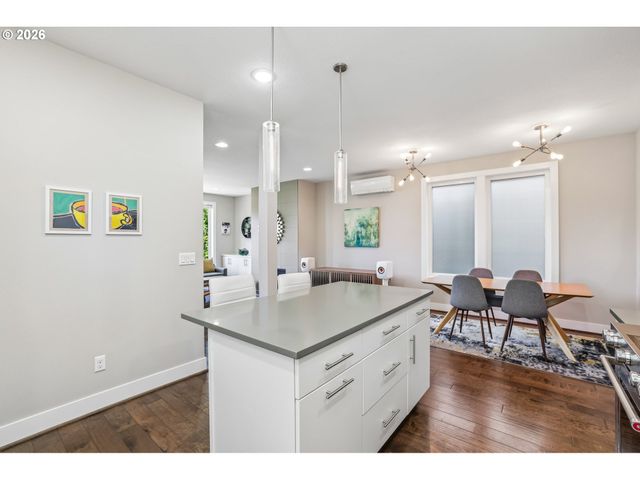 567 Sw CHINOOK Ter, Portland, OR 97225