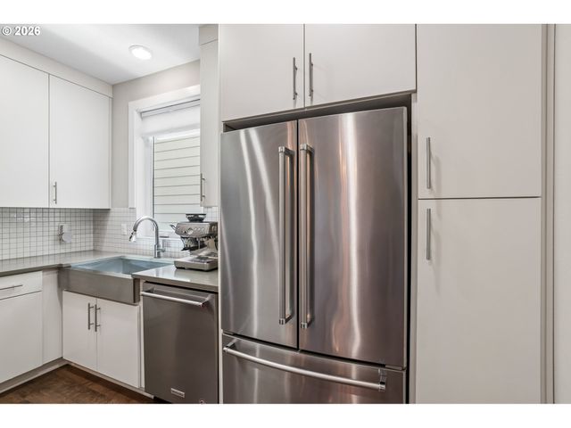 567 Sw CHINOOK Ter, Portland, OR 97225