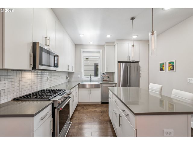 567 Sw CHINOOK Ter, Portland, OR 97225