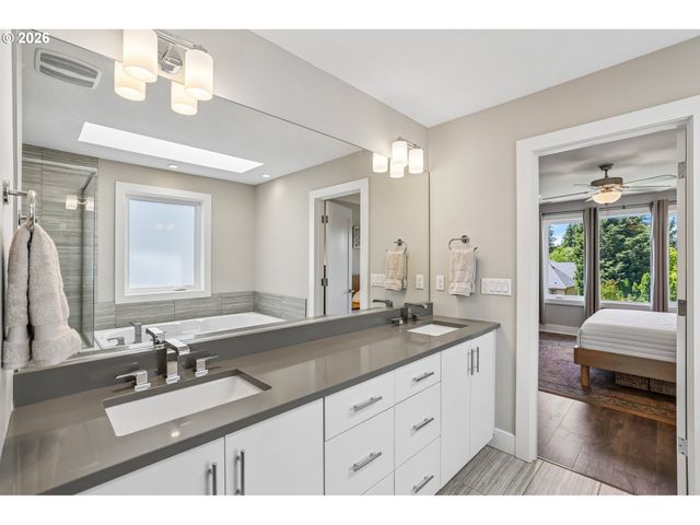 567 Sw CHINOOK Ter, Portland, OR 97225