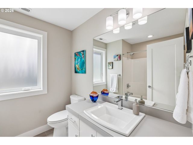 567 Sw CHINOOK Ter, Portland, OR 97225
