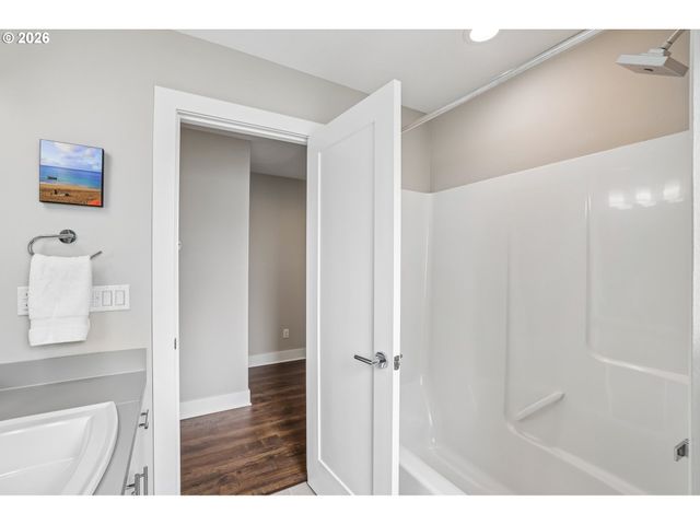 567 Sw CHINOOK Ter, Portland, OR 97225