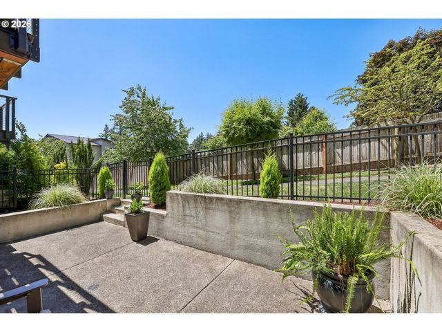 567 Sw CHINOOK Ter, Portland, OR 97225
