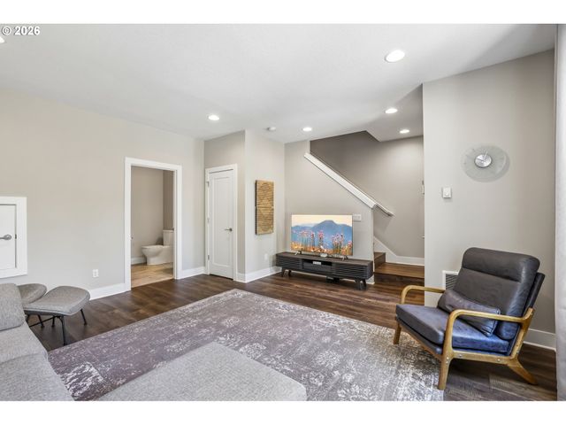 567 Sw CHINOOK Ter, Portland, OR 97225